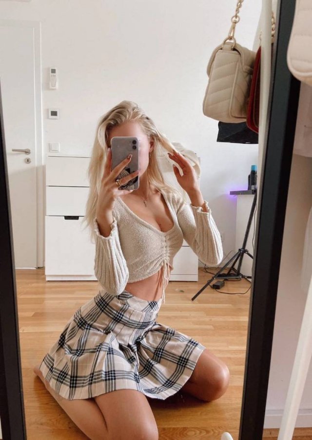 Selfie Girls (40 pics)