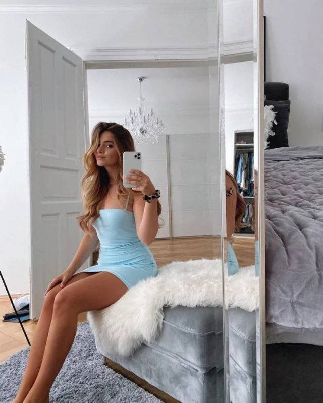 Selfie Girls (40 pics)