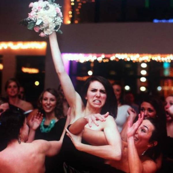 Fights For Wedding Bouquets (21 pics)