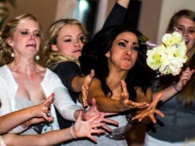 Fights For Wedding Bouquets (21 pics)