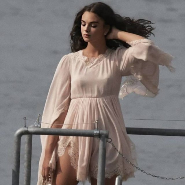 Beautiful Monica Bellucci's Daughter (5 pics)