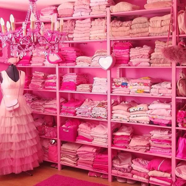This 32-Year-Old Swiss Teacher Is Obsessed With Pink Color (21 pics)