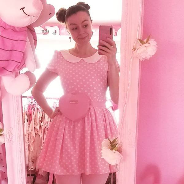 This 32-Year-Old Swiss Teacher Is Obsessed With Pink Color (21 pics)