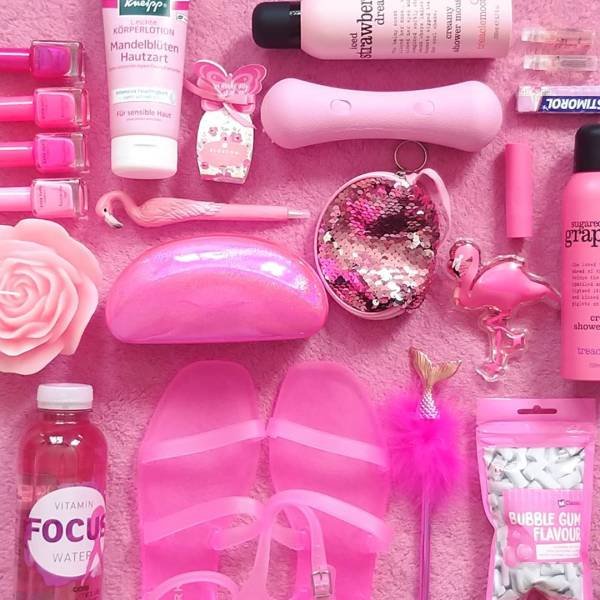 This 32-Year-Old Swiss Teacher Is Obsessed With Pink Color (21 pics)