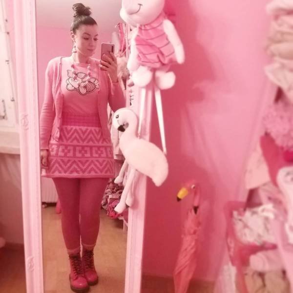 This 32-Year-Old Swiss Teacher Is Obsessed With Pink Color (21 pics)