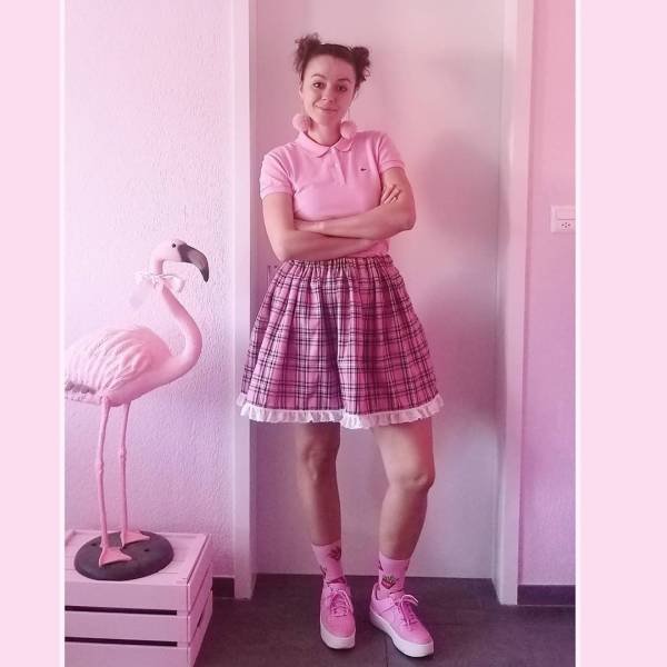 This 32-Year-Old Swiss Teacher Is Obsessed With Pink Color (21 pics)