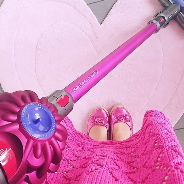 This 32-Year-Old Swiss Teacher Is Obsessed With Pink Color (21 pics)