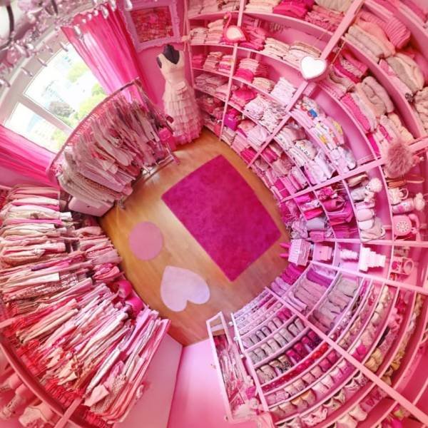This 32-Year-Old Swiss Teacher Is Obsessed With Pink Color (21 pics)