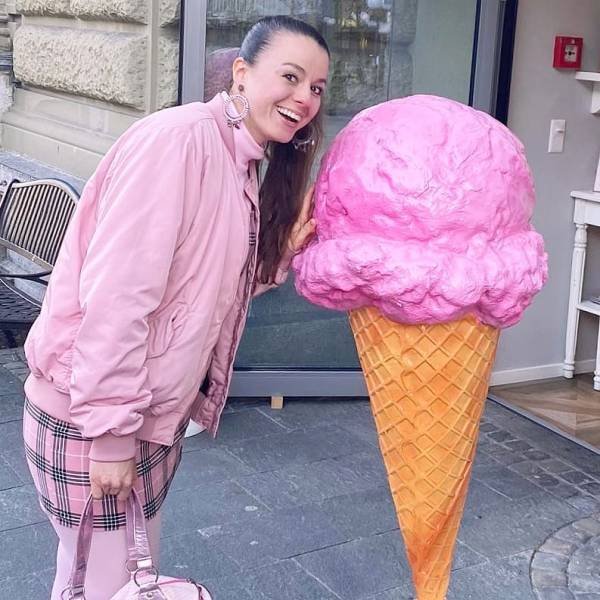 This 32-Year-Old Swiss Teacher Is Obsessed With Pink Color (21 pics)