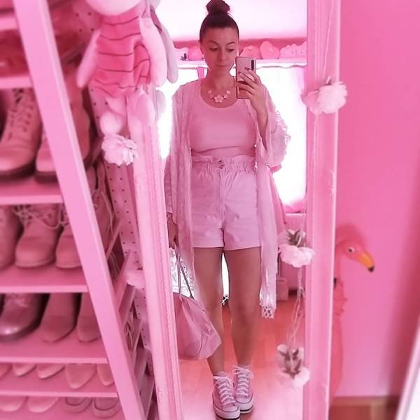 This 32-Year-Old Swiss Teacher Is Obsessed With Pink Color (21 pics)