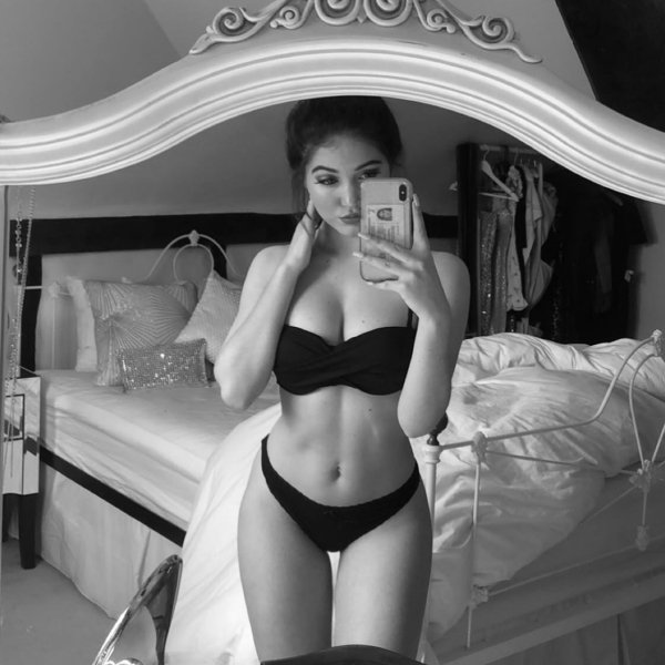 Selfie Girls (34 pics)