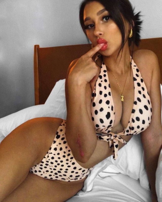 Busty Girls (57 pics)