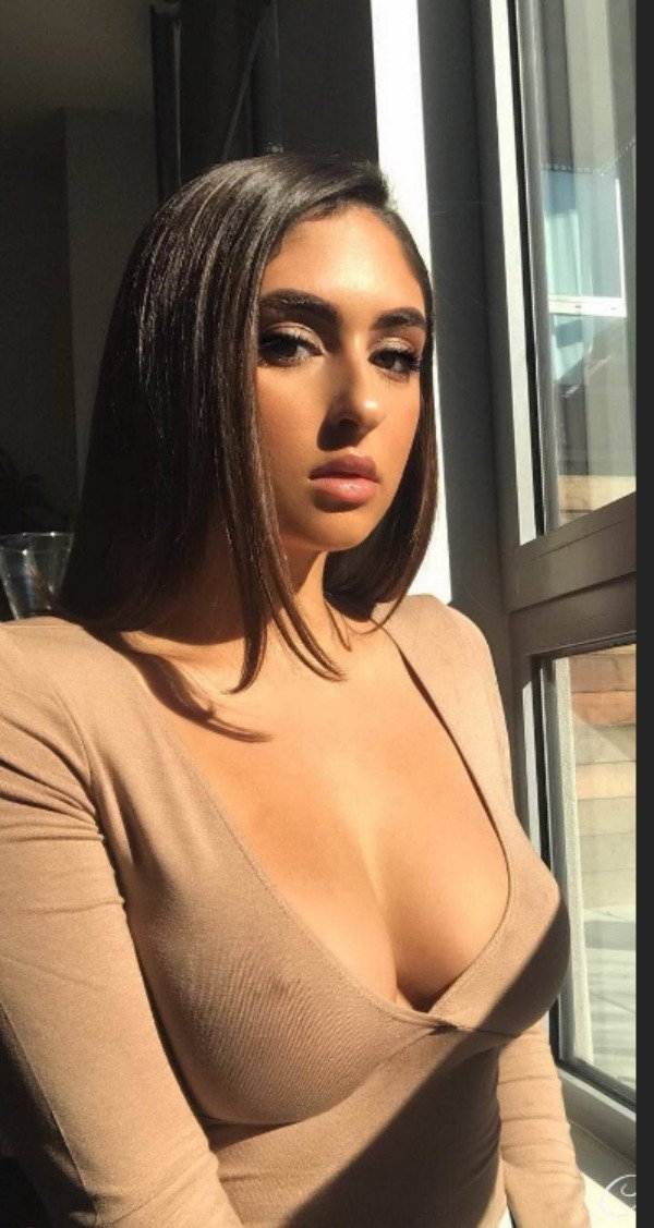 Braless Girls (37 pics)