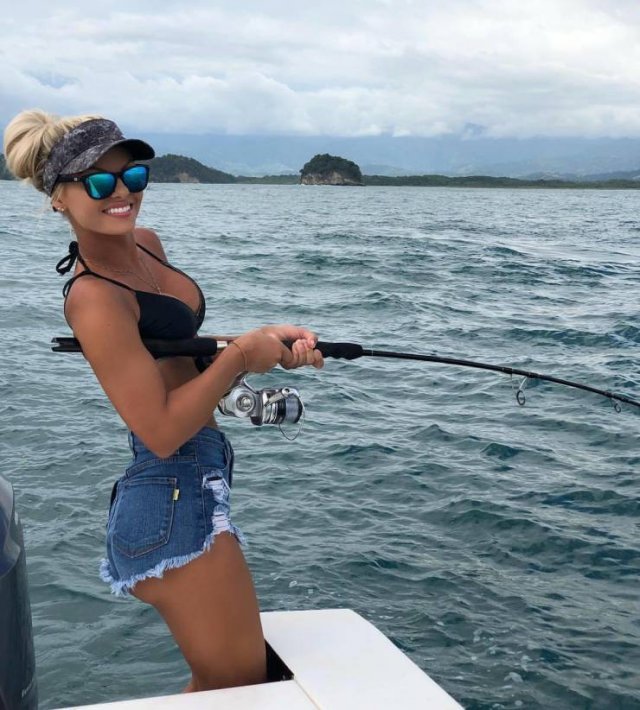 Girls Fishing (49 pics)