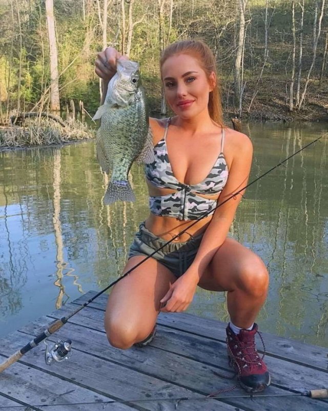 Girls Fishing (49 pics)