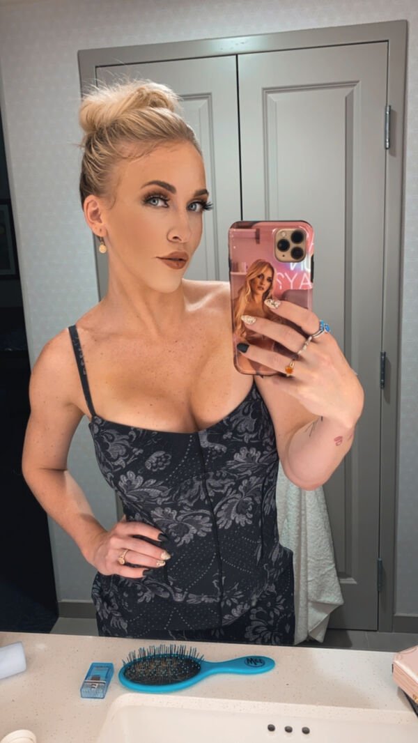 Busty Girls (62 pics)