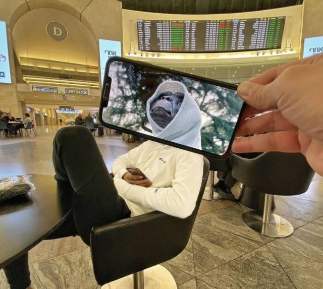 This Guy Plays With Your Imagination Using His Phone (29 pics)