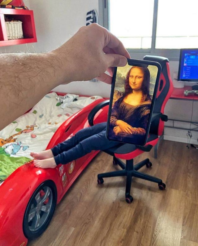 This Guy Plays With Your Imagination Using His Phone (29 pics)