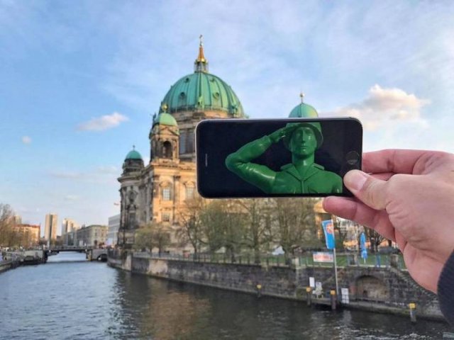 This Guy Plays With Your Imagination Using His Phone (29 pics)