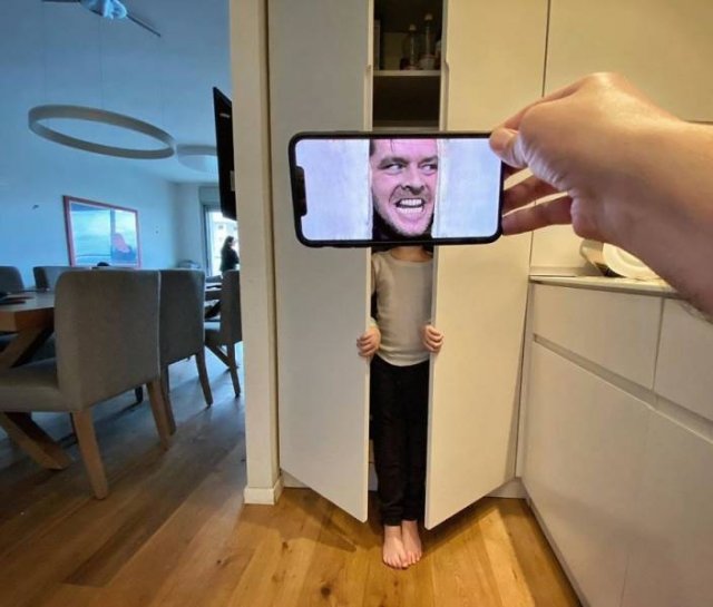 This Guy Plays With Your Imagination Using His Phone (29 pics)