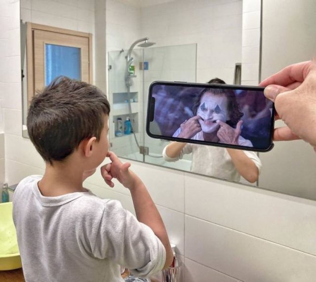 This Guy Plays With Your Imagination Using His Phone (29 pics)