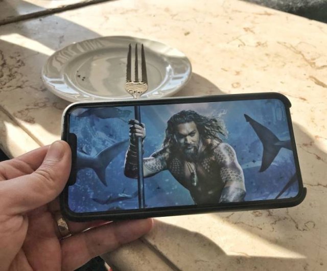 This Guy Plays With Your Imagination Using His Phone (29 pics)