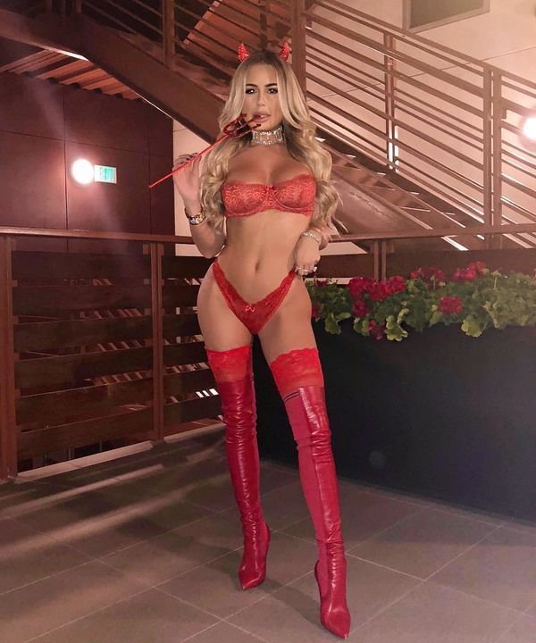 Hot Halloween Costumes (26 pics) Hot Halloween Costumes (26 pics)