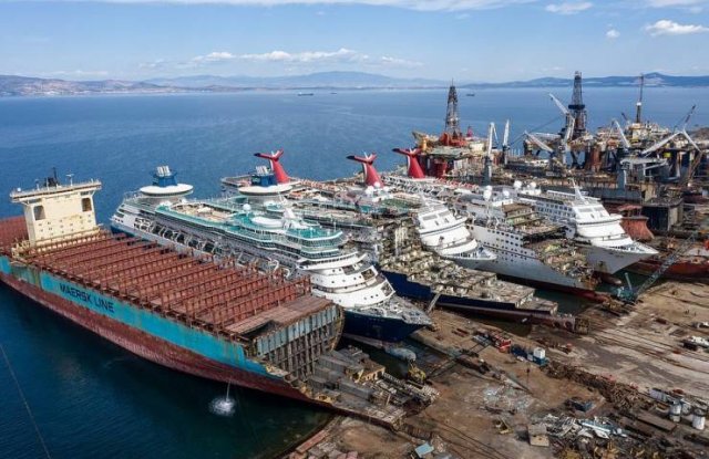 Cruise Ship Dump In Turkey (23 pics)