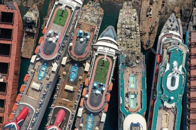 Cruise Ship Dump In Turkey (23 pics)