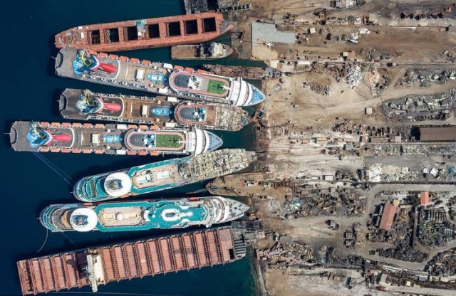 Cruise Ship Dump In Turkey (23 pics)