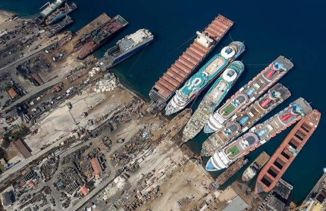 Cruise Ship Dump In Turkey (23 pics)