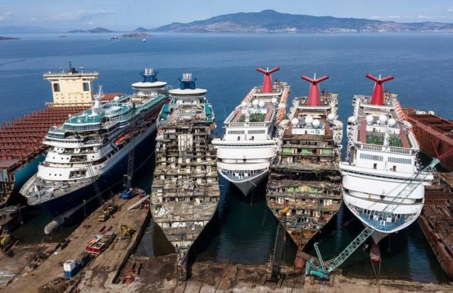 Cruise Ship Dump In Turkey (23 pics)