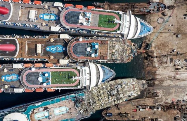 Cruise Ship Dump In Turkey (23 pics)
