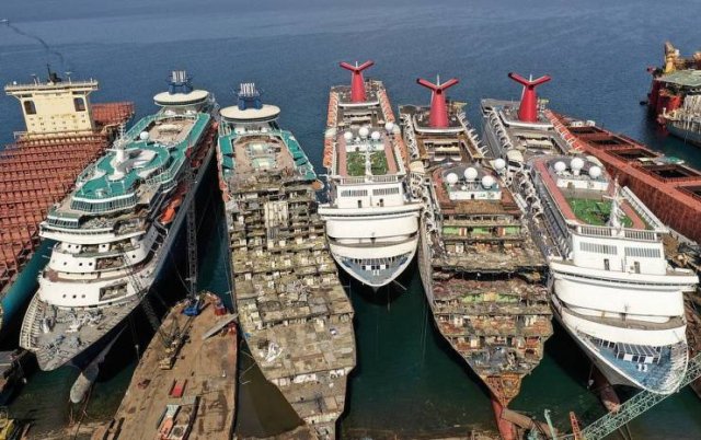 Cruise Ship Dump In Turkey (23 pics)