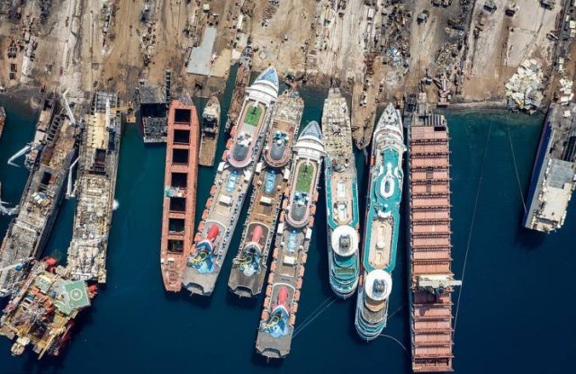 Cruise Ship Dump In Turkey (23 pics)