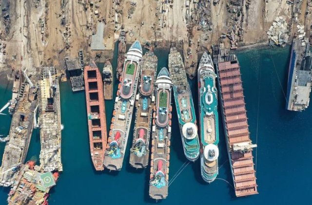 Cruise Ship Dump In Turkey (23 pics)