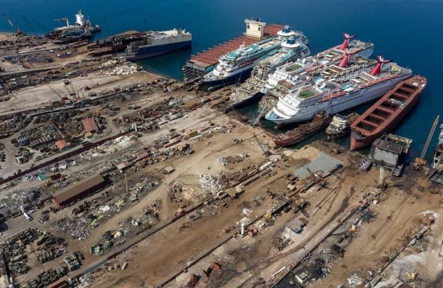 Cruise Ship Dump In Turkey (23 pics)