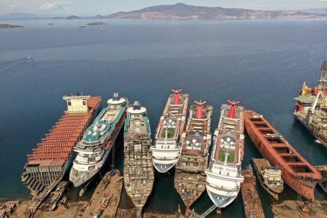 Cruise Ship Dump In Turkey (23 pics)