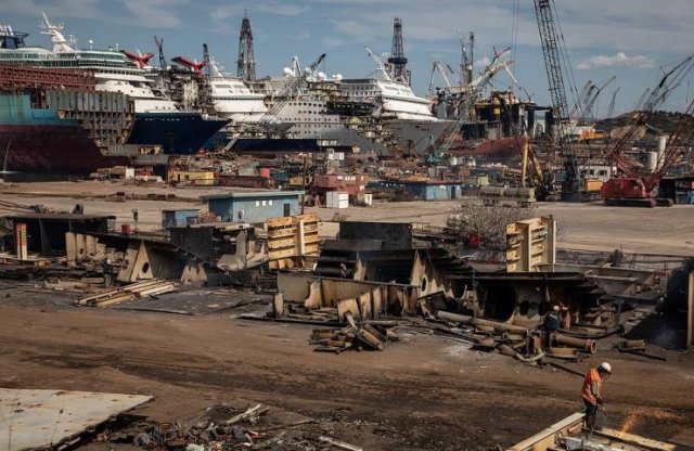 Cruise Ship Dump In Turkey (23 pics)
