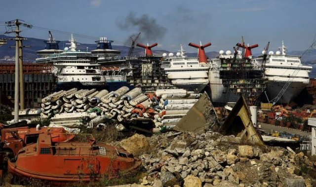 Cruise Ship Dump In Turkey (23 pics)