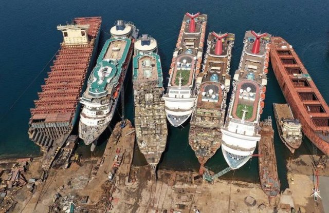 Cruise Ship Dump In Turkey (23 pics)