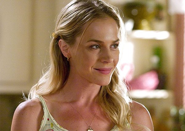 Hot Attractive Mothers In Movies And TV Shows (19 pics)