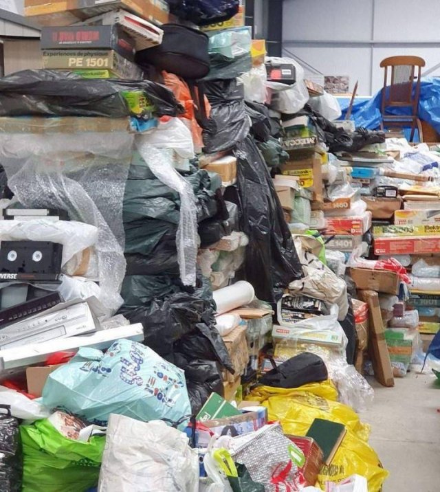 60,000 Rare Items Were Found In A Owner's House (29 pics)