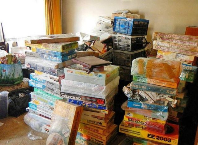 60,000 Rare Items Were Found In A Owner's House (29 pics)