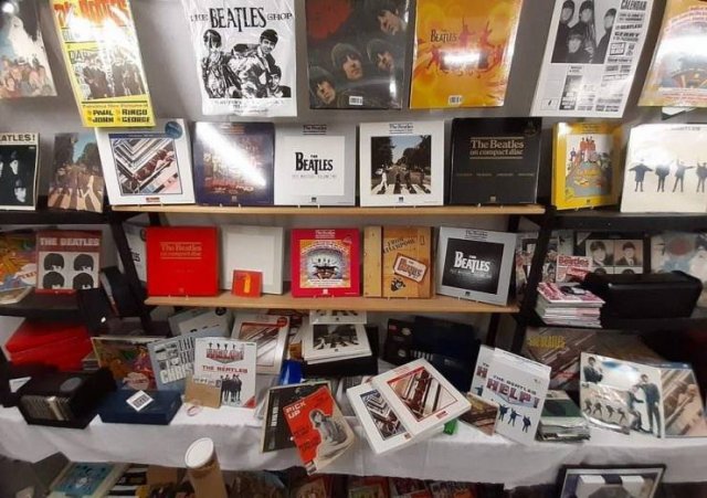 60,000 Rare Items Were Found In A Owner's House (29 pics)
