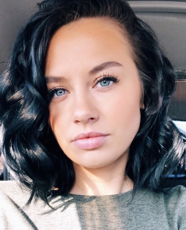 Girls With Dark Hair (32 pics)