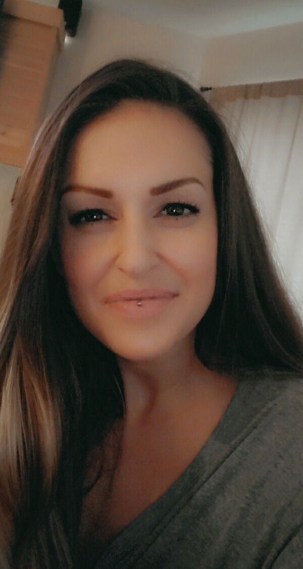 Girls With Dark Hair (32 pics)
