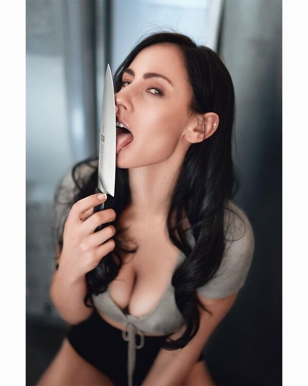 Girls With Dark Hair (32 pics)
