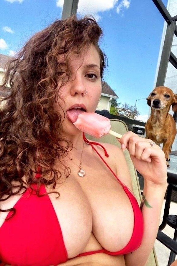 Busty Girls (66 pics)