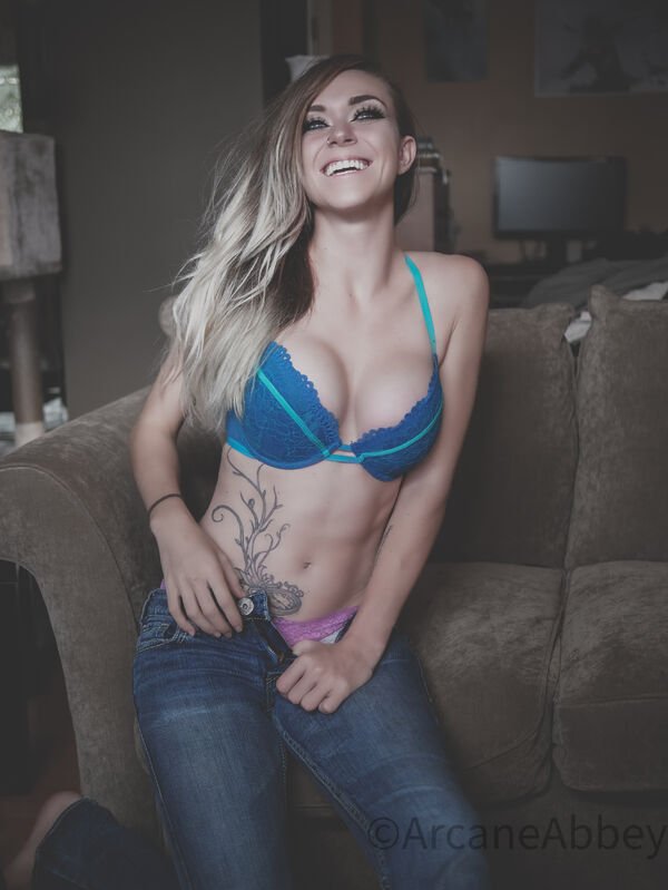 Busty Girls (66 pics)